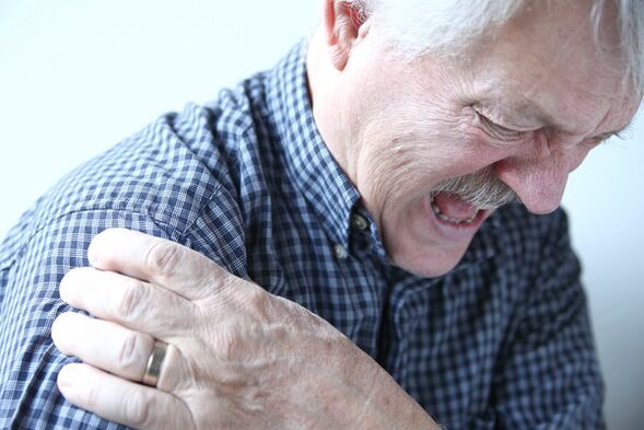 Õlavalu eakal mehel, kellel on diagnoositud õlaliigese artroos